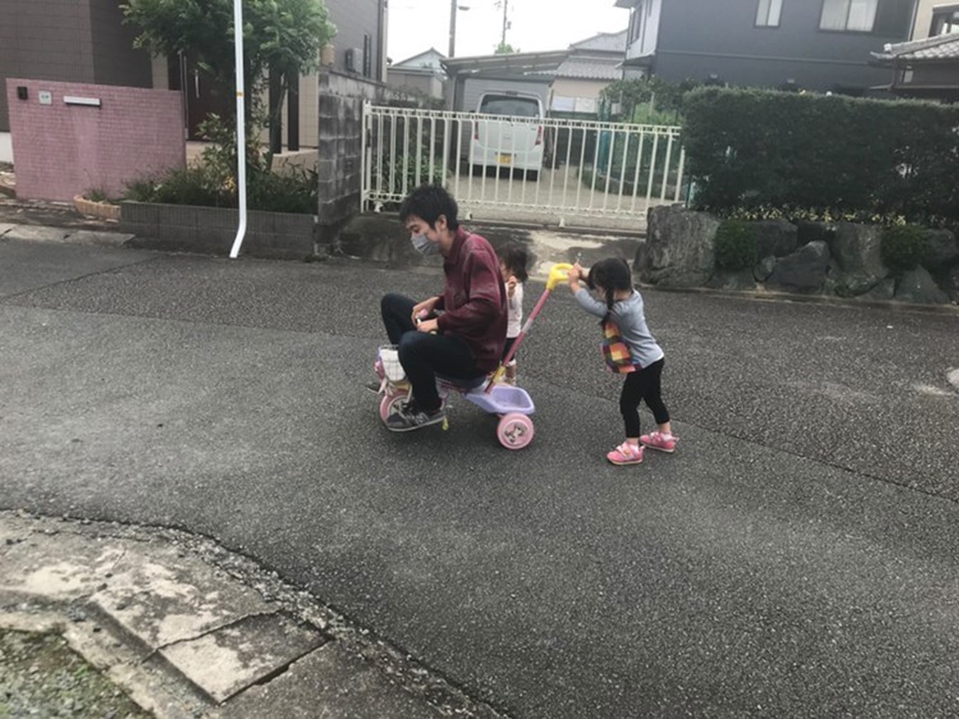 家の前で子供達と遊んでいた時の一枚です。 何故か三輪車を大人が乗り子供が押すという違和感が発生。おうち時間を楽しく過ごせています。