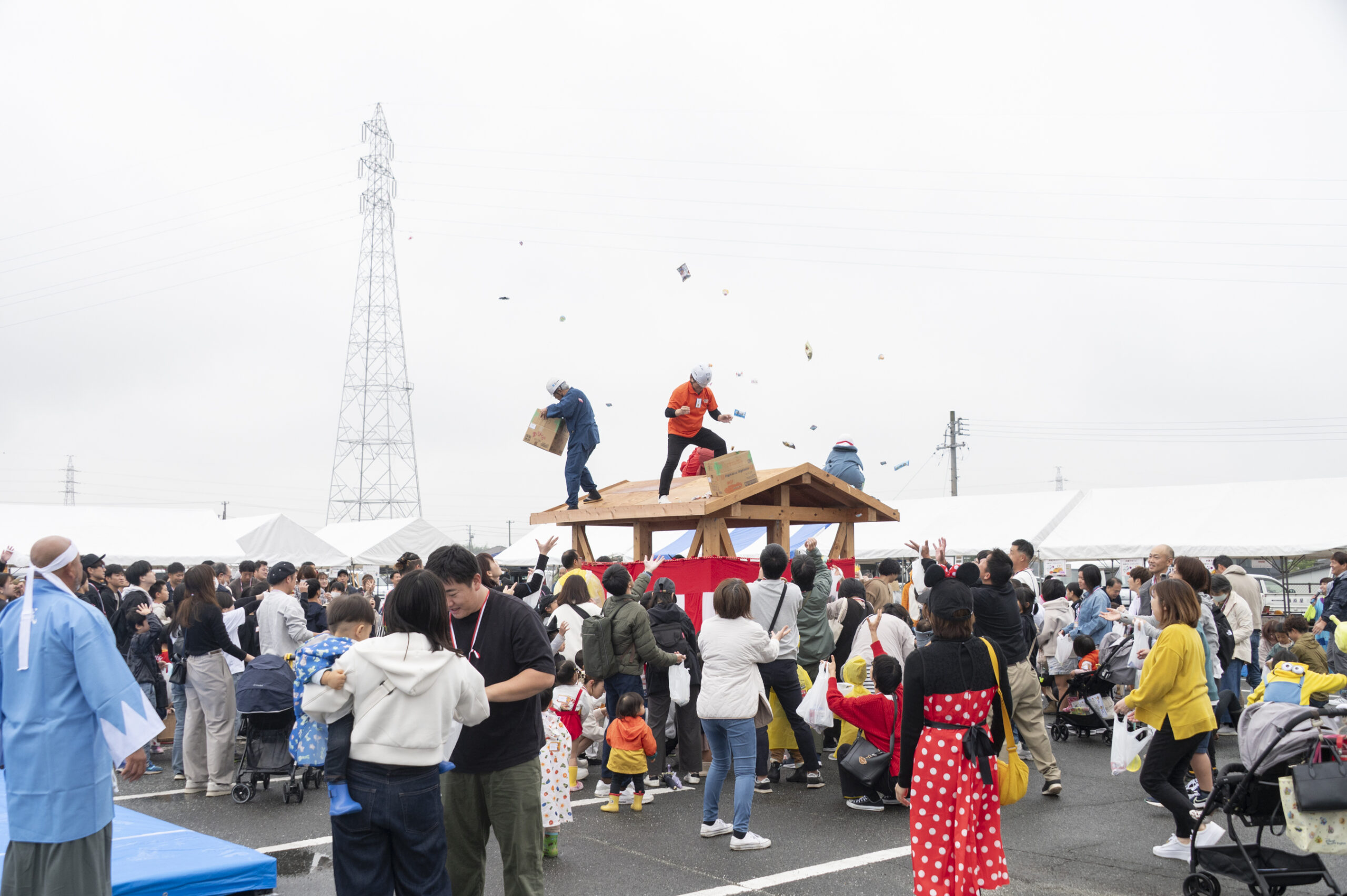 やぐらに登ってのお菓子まき