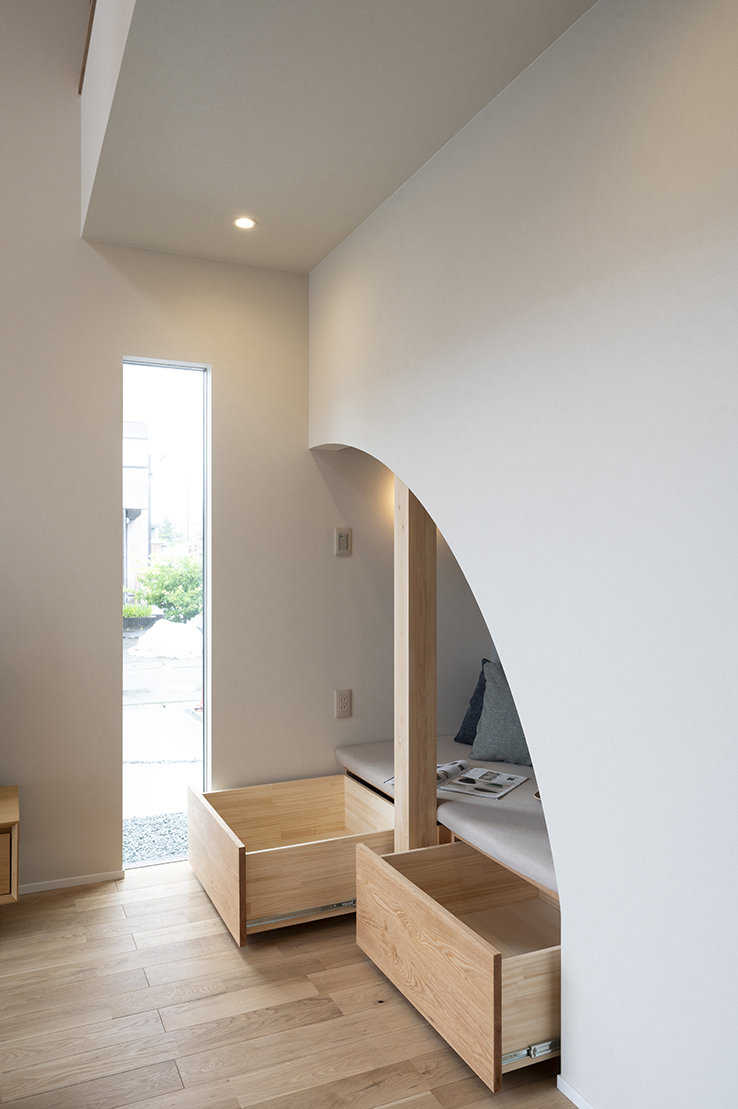 おかちゃん:あー確かに。こんなにリビング広いのにここに集まっちゃう。下も収納になってるんや