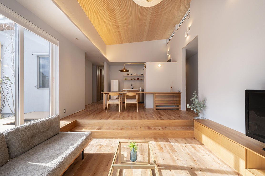 村山さん:一段床が下がっているのでソファ以外にもこの段差に腰掛けたりとかもできます。 なので来客があった時にベンチみたいに座れます