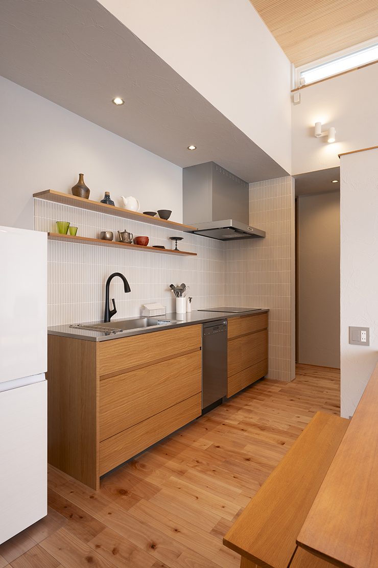 おかちゃん:キッチンが壁向きなだけでさっきのモデルハウスと比べて広く感じるけど、大きさ的にはこっちのほうが狭いんか…まじでわからん