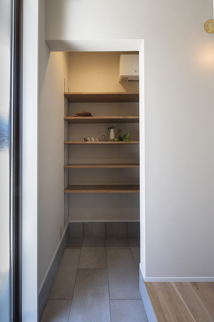 くるちゃん:土間収納!靴箱置きたくないし 将来ベビーカーも入れれるし、冬はスノボもするし、これ上着もかけられるのめっちゃいい!