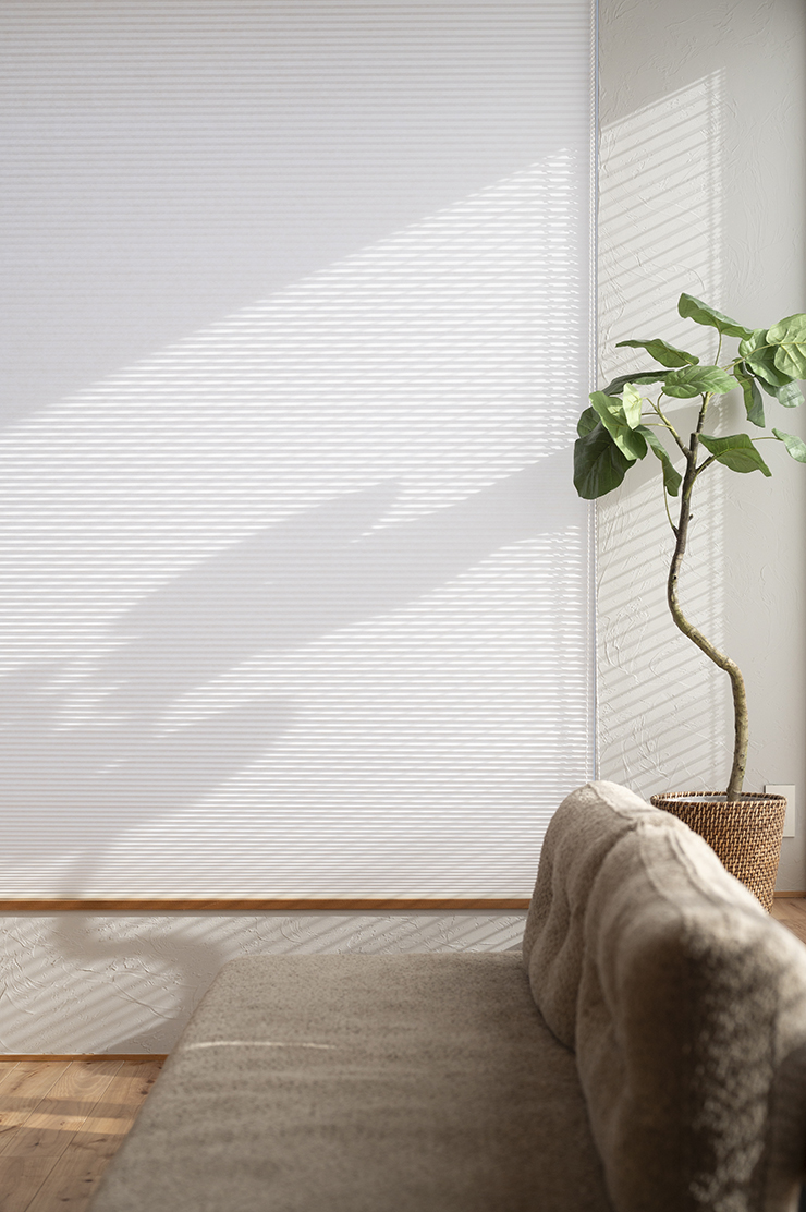 村山さん:窓のスクリーンなんですけど、ハニカムスクリーンと言って、間に空気の層ができるので野外の温度をお部屋の中に持ち込みにくい構造になっているんです。