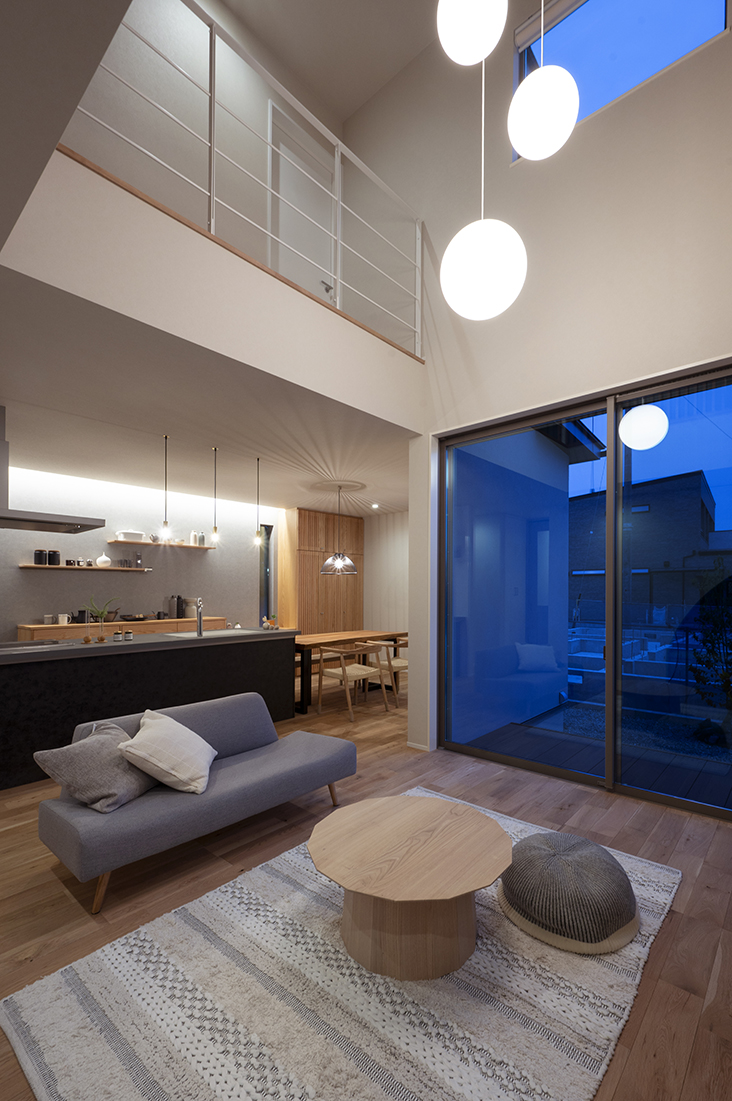 おかちゃん:吹き抜けは音が響くかなっとおもったけど、下から声をかけやすいっていうのはいいかも