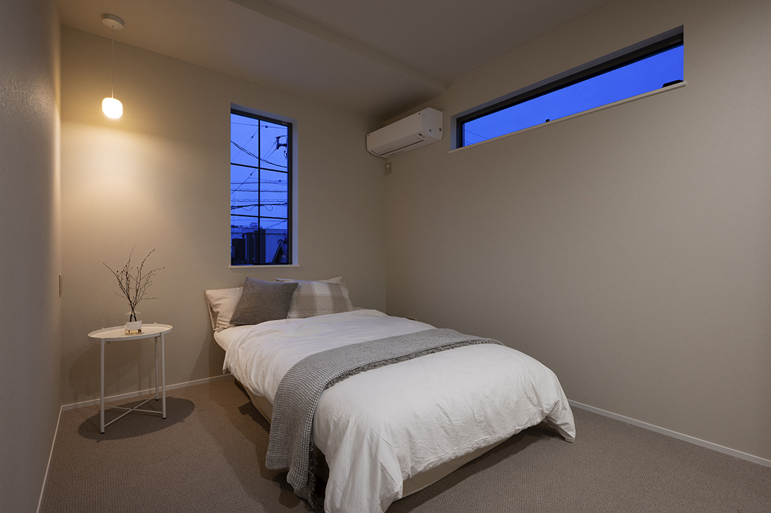 村山さん:こちらが主寝室になっておりまして、海外のアパートのような雰囲気に設計されてます。