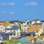 傾斜地に建てられた家